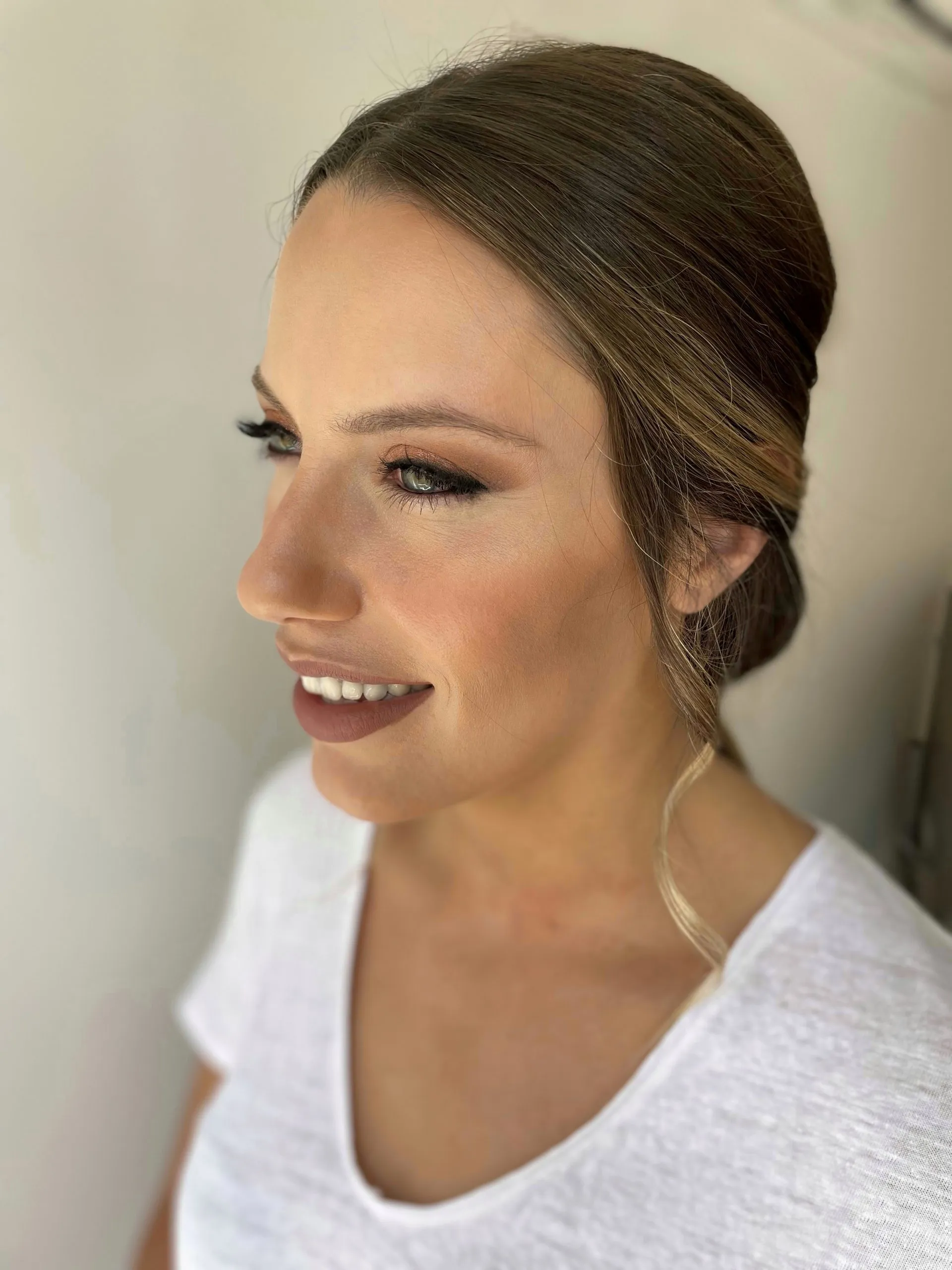 Maquillaje en tonos tierra con recogido bajo