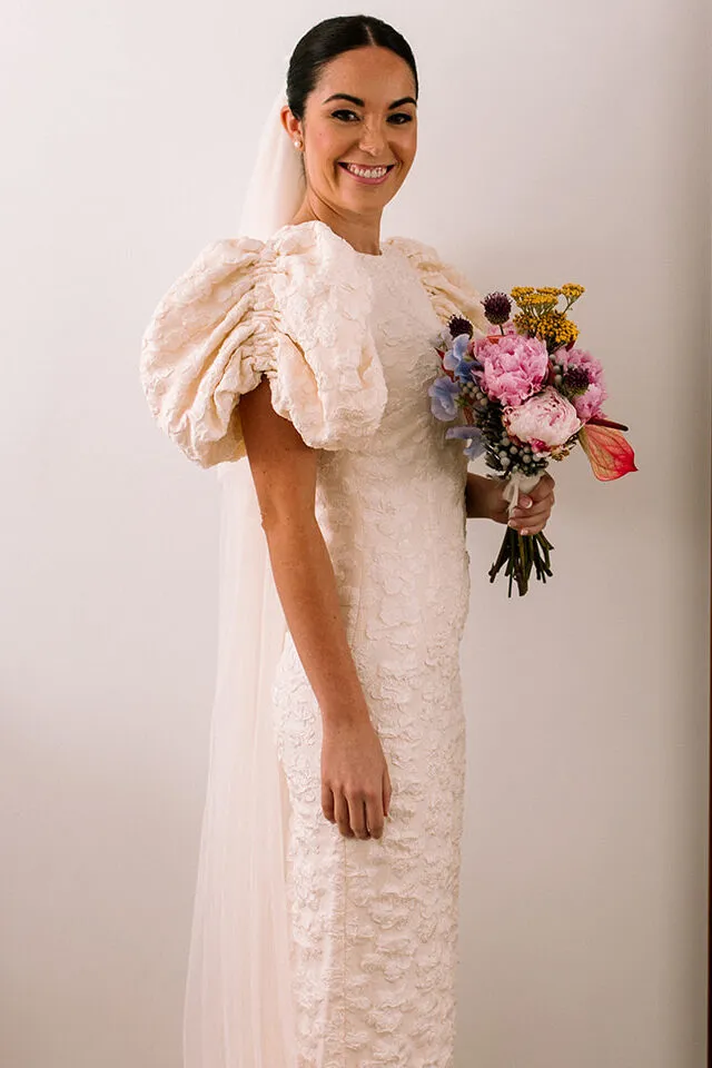 Novia con ramo de flores, maquillada y peinada por Anartist