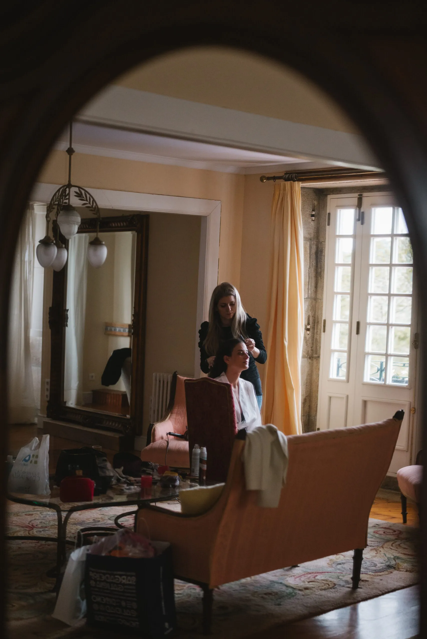 Anartist peinando a una novia en su casa, durante los preparativos de la boda