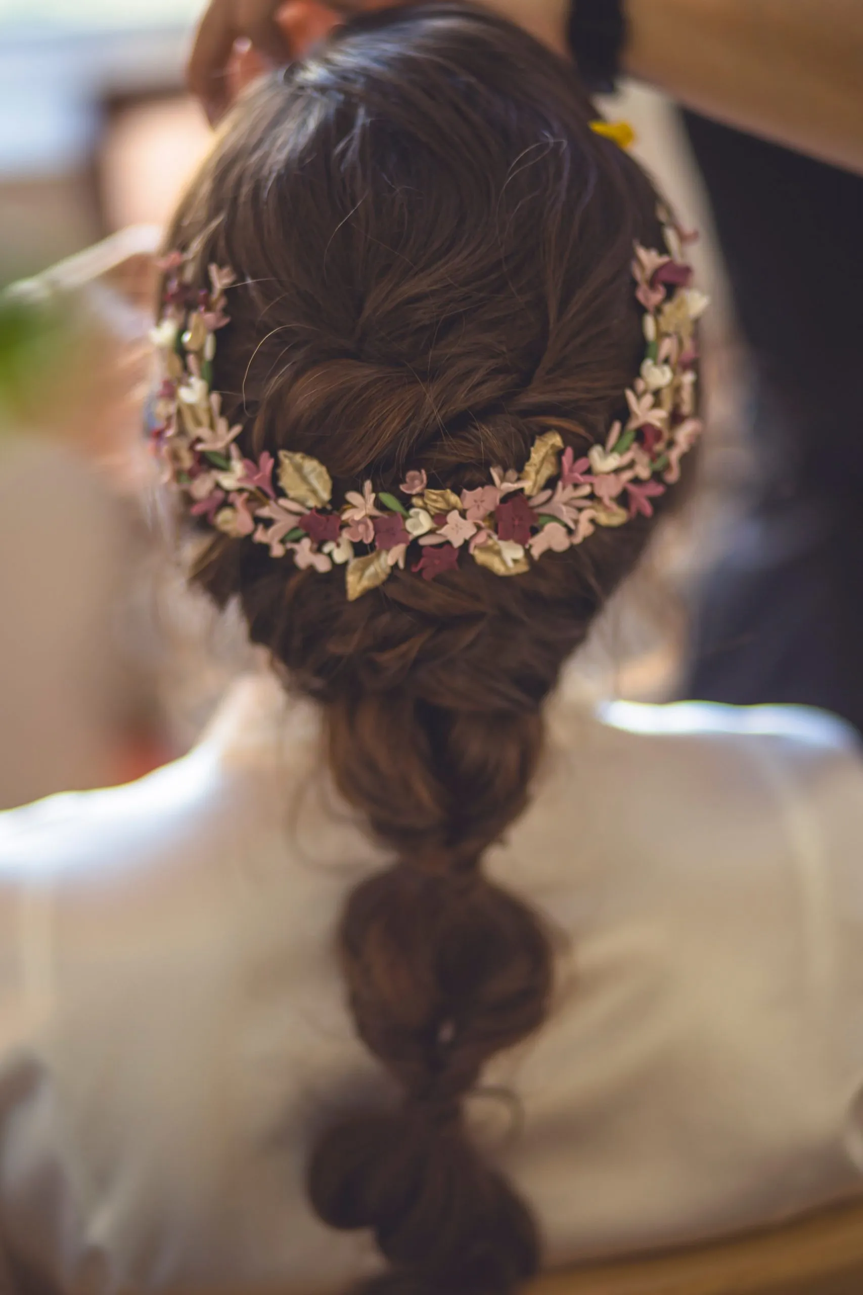 Trenza de novia con corona de flores