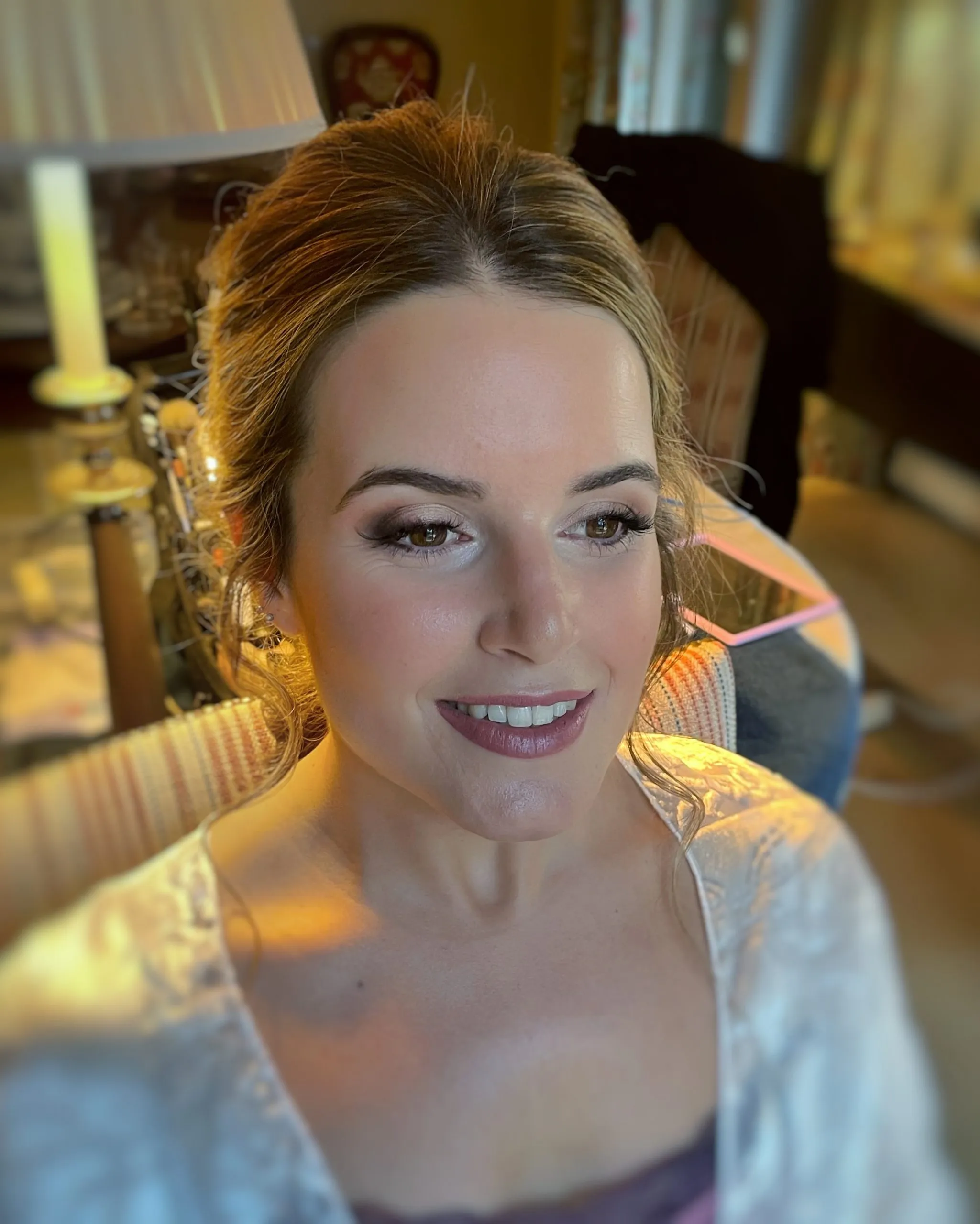 Novia sonriendo con maquillaje natural