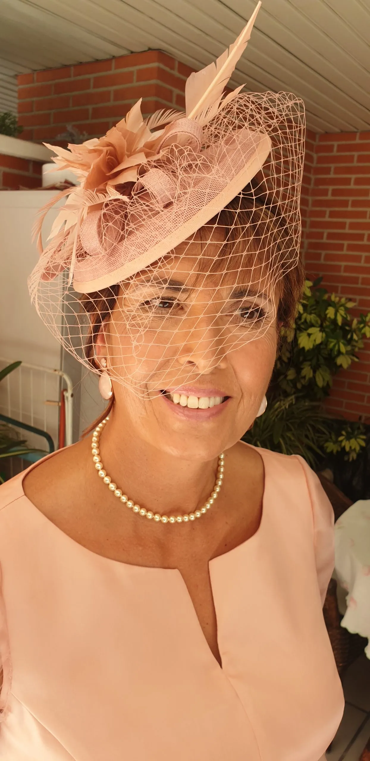 Madrina con tocado y velo, maquillada y peinada por Anartist