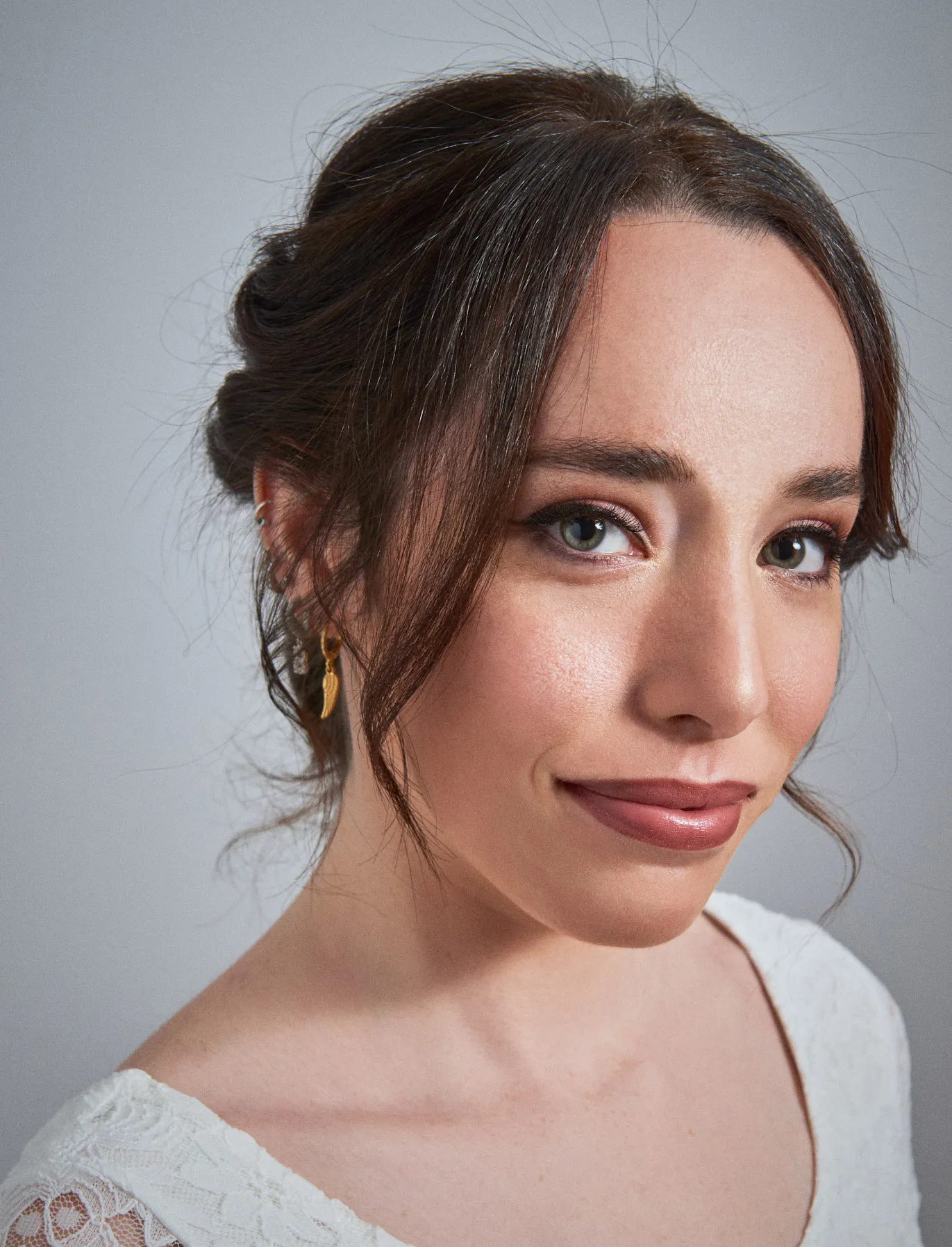 Novia con recogido y maquillaje suave, mirando a cámara