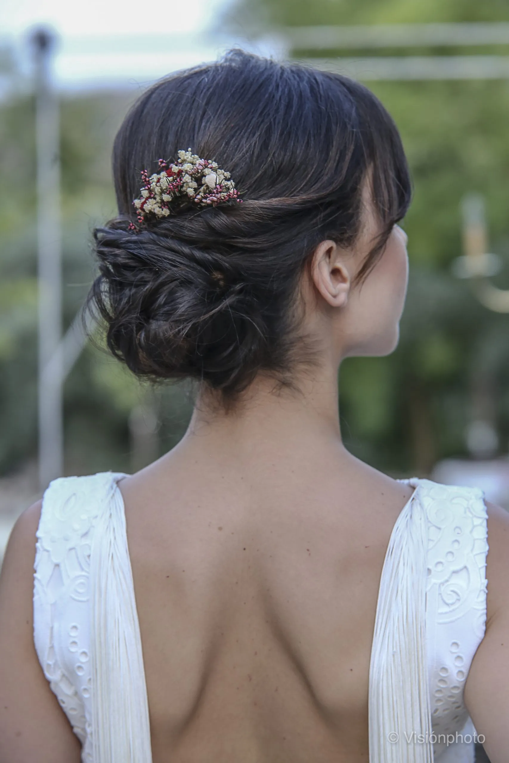 Recogido de novia con tocado floral